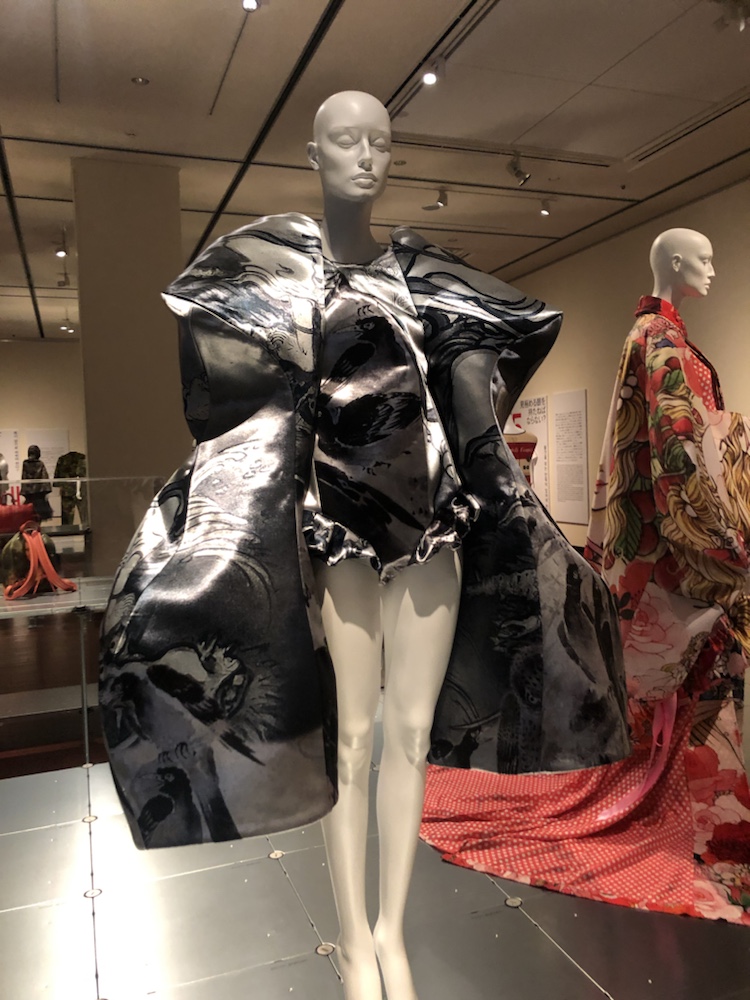 熊本市現代美術館　ドレスコード　ギャルソン