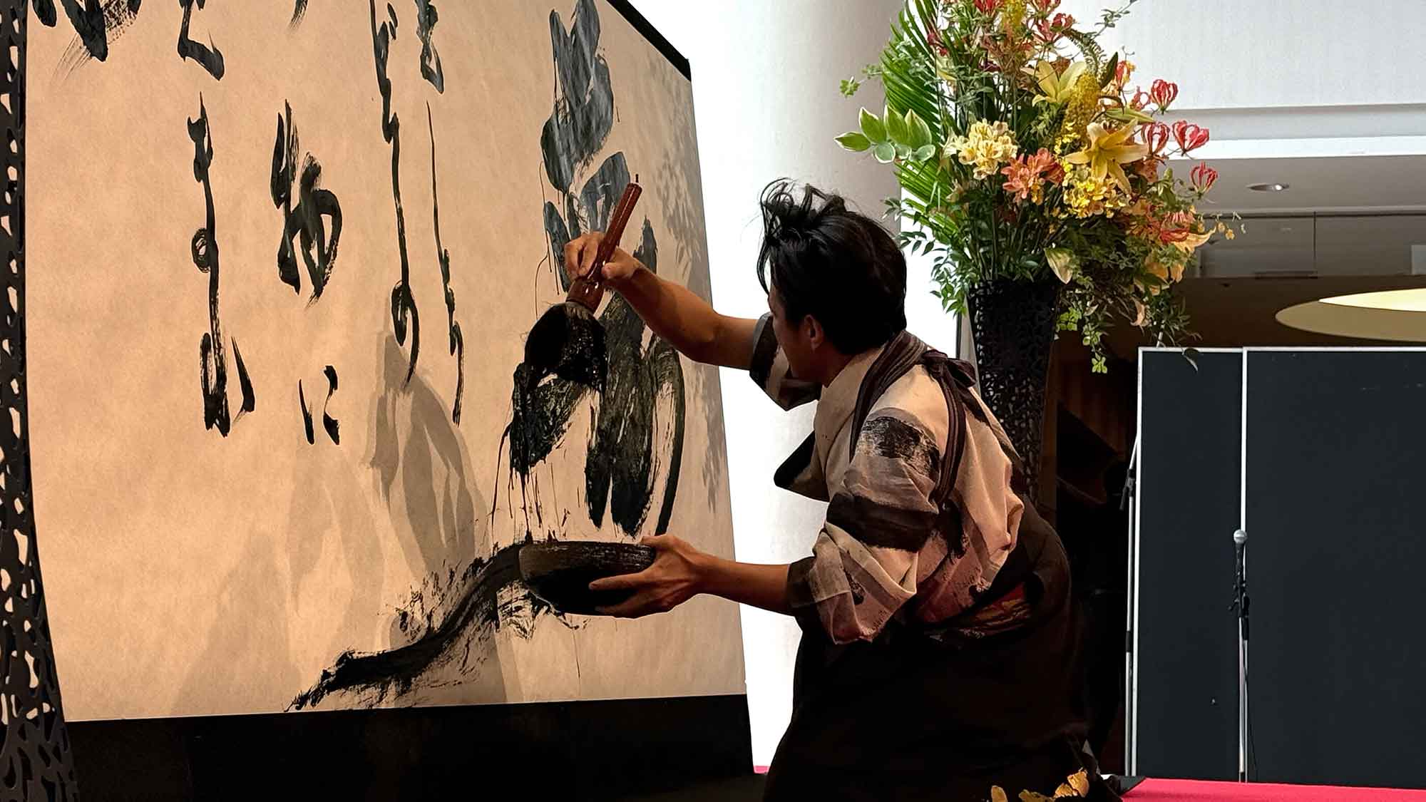 書道パフォーマンス　夢　日本和装 力強いパフォーマンス